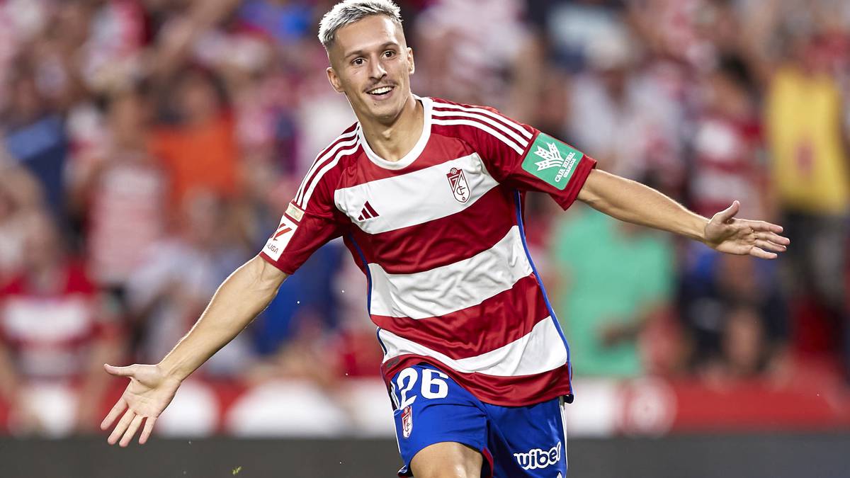 Bryan Zaragoza celebra un gol con el Granada CF