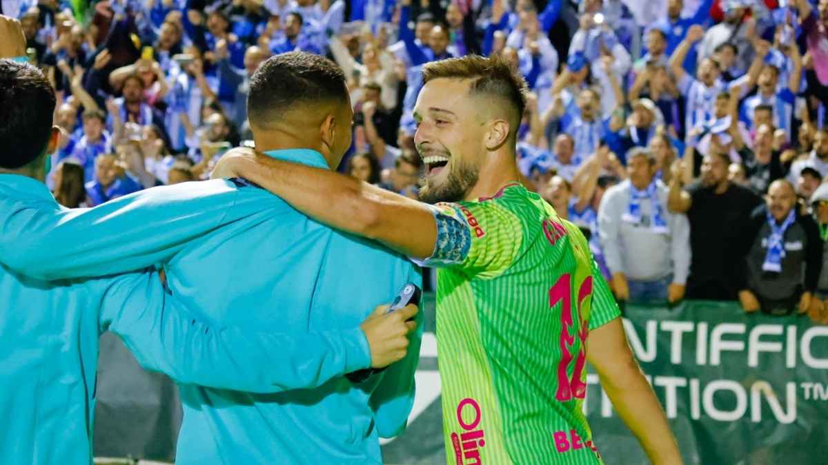 Genaro celebrando su gol en el Antequera 0-2 Málaga CF