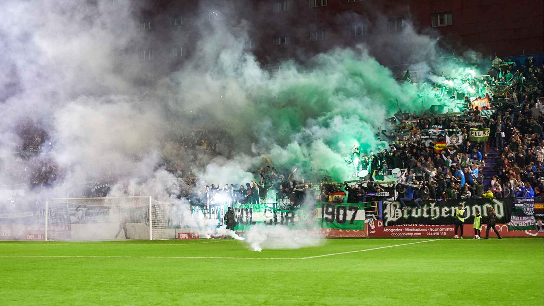 La afición del Betis en el CD Hernán Cortés - Real Betis | Salvador López Medina para El MIRA
