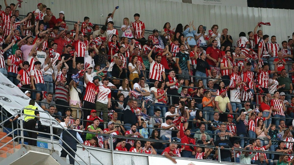 La afición de la UD Almería en el Real Madrid - UD Almería