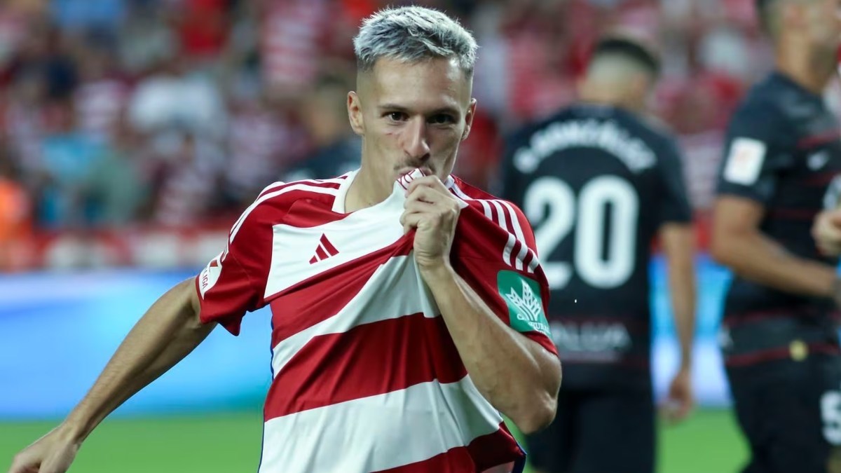 Bryan Zaragoza besa el escudo del Granada CF tras anotar un gol