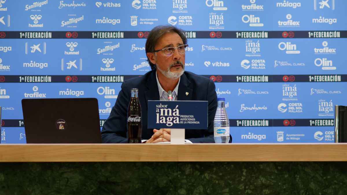Loren Juarros, director deportivo del Málaga CF, en la sala de prensa de La Rosaleda