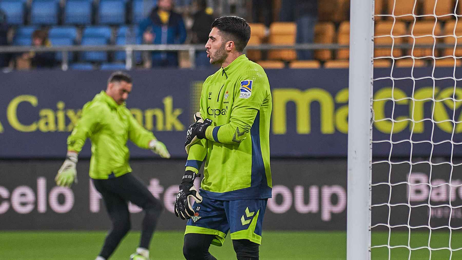 Rui Silva en el calentamiento del Cádiz CF - Real Betis | Salvador López Medina para El MIRA