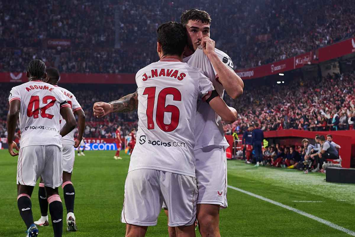 Isaac Romero besa el escudo del Sevilla FC tras anotar un gol | Salvador López Medina para El MIRA