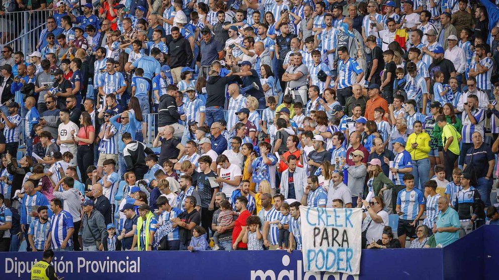Aficionados del Málaga CF en el estadio La Rosaleda