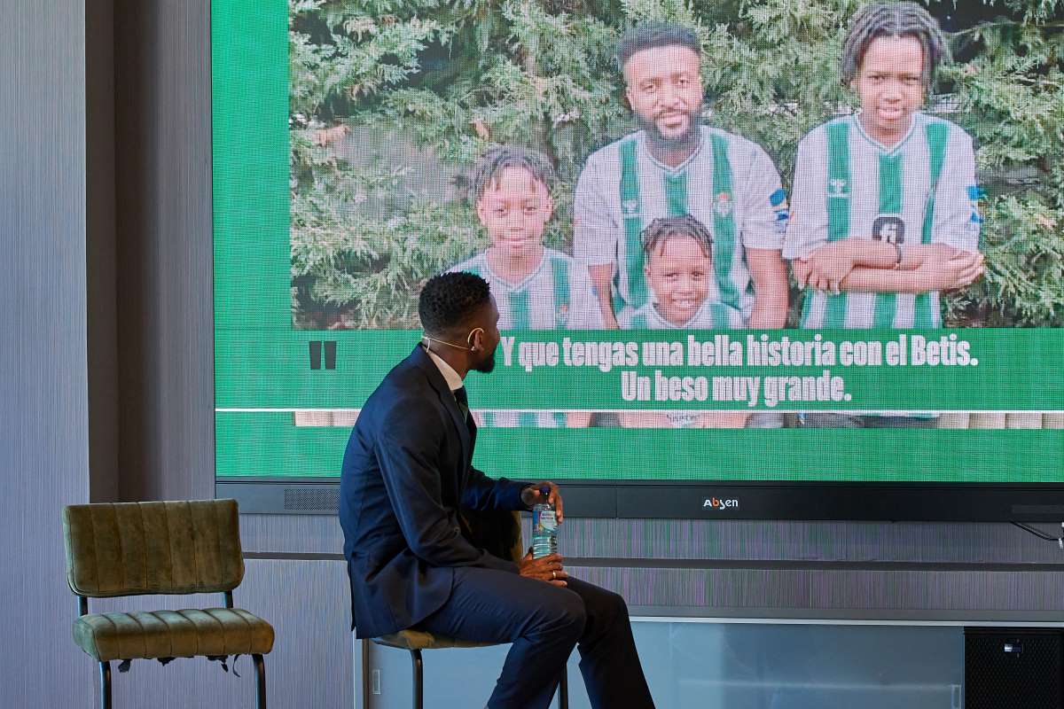Cédric Bakambu en su presentación con el Real Betis | Salvador López Medina para El MIRA
