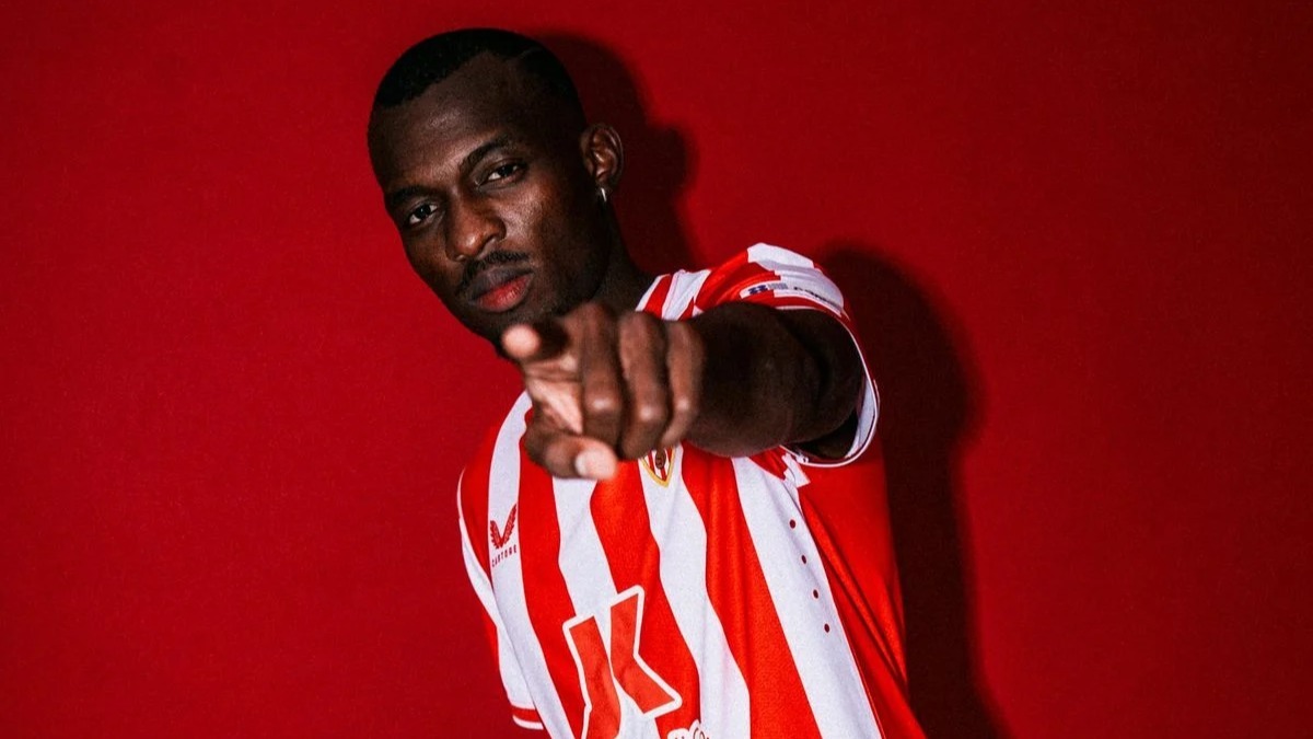 Bruno Langa posa con la camiseta de la UD Almería | UDA