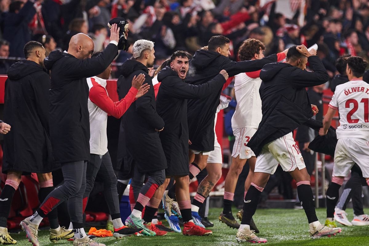 Isaac Romero celebra la victoria del Sevilla en el Sevilla FC - Atlético de Madrid | Salvador López Medina para El MIRA