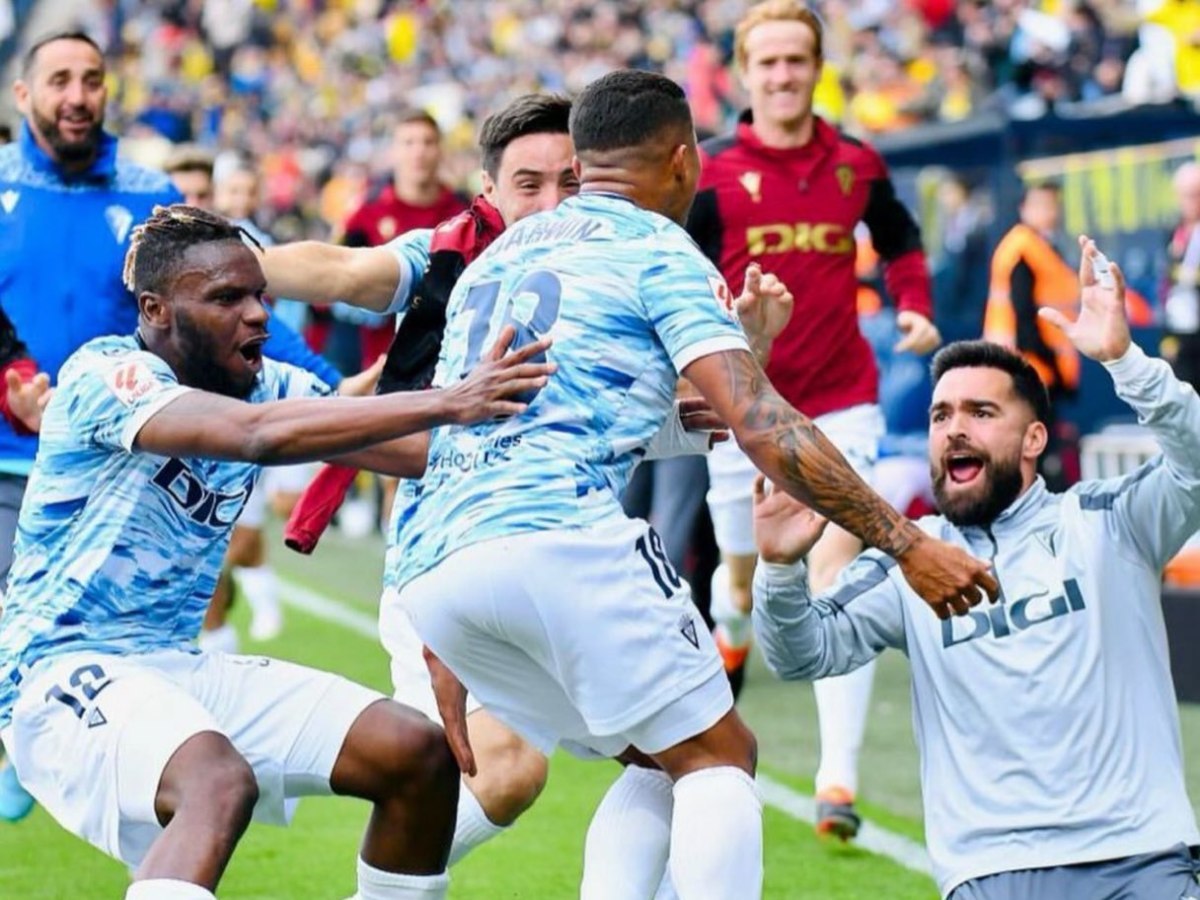 Rominigue Kouamé celebra el gol de Darwin Machís en el Cádiz CF - RC Celta de Vigo