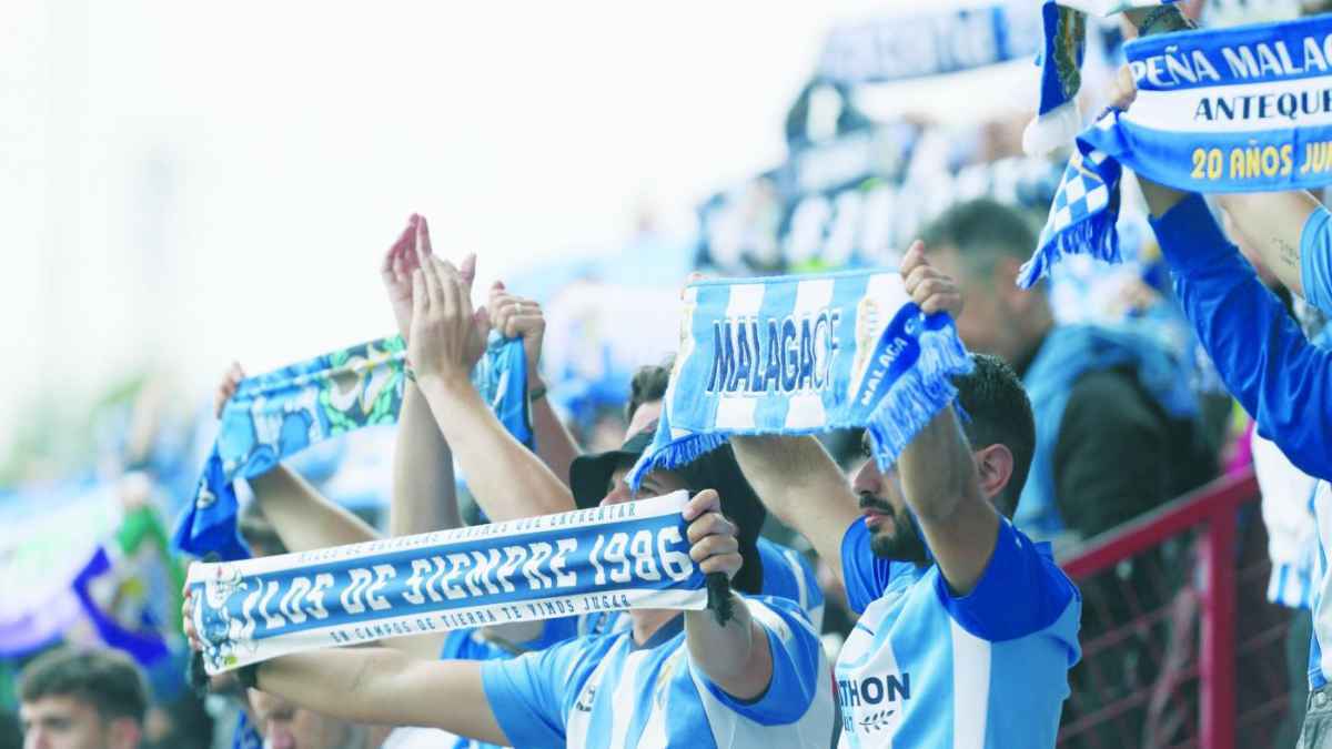 Aficionados del Málaga CF en el estadio La Rosaleda