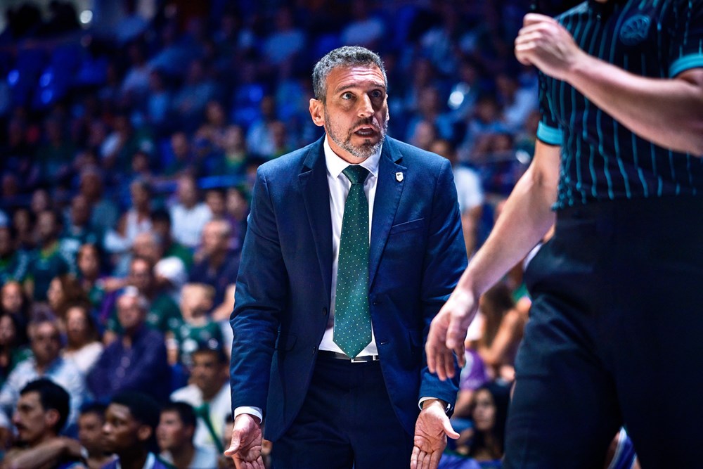 Ibon Navarro, entrenador del del Unicaja, en un partido de la BCL