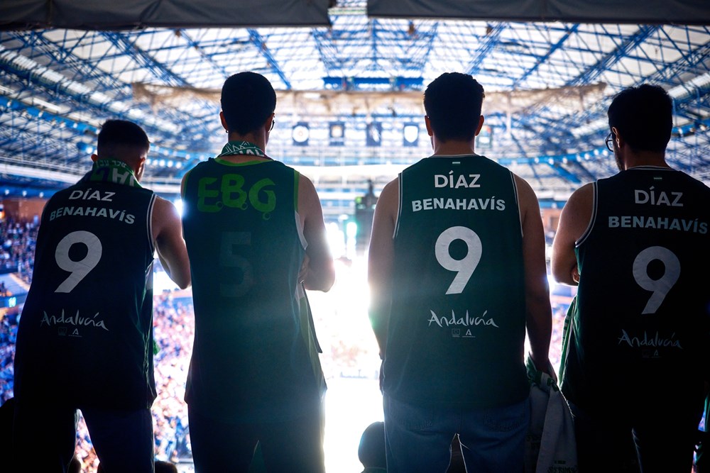 Aficionados del Unicaja con la camiseta de Alberto Díaz