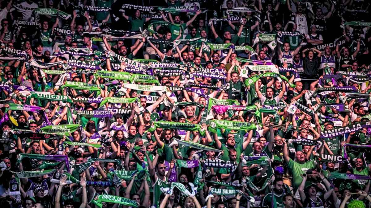 Aficionados del Unicaja apoyando al equipo en un partido de la BCL