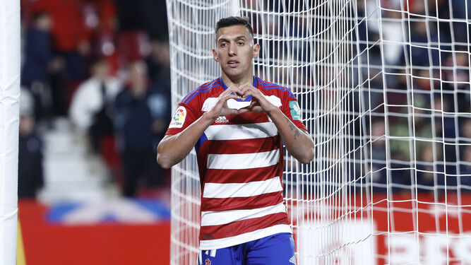 Myrto Uzuni celebra un gol con la elástica del Granada CF