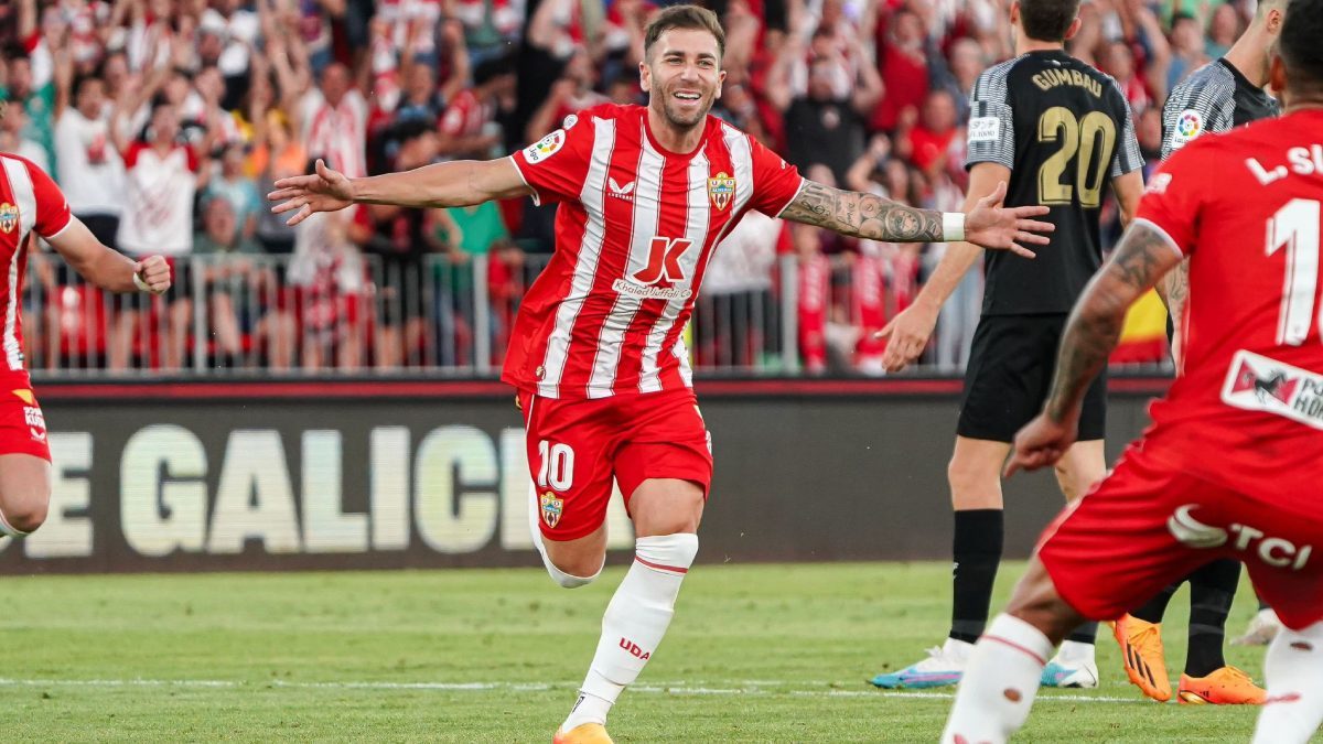 Adrián Embarba celebra un gol con la UD Almería