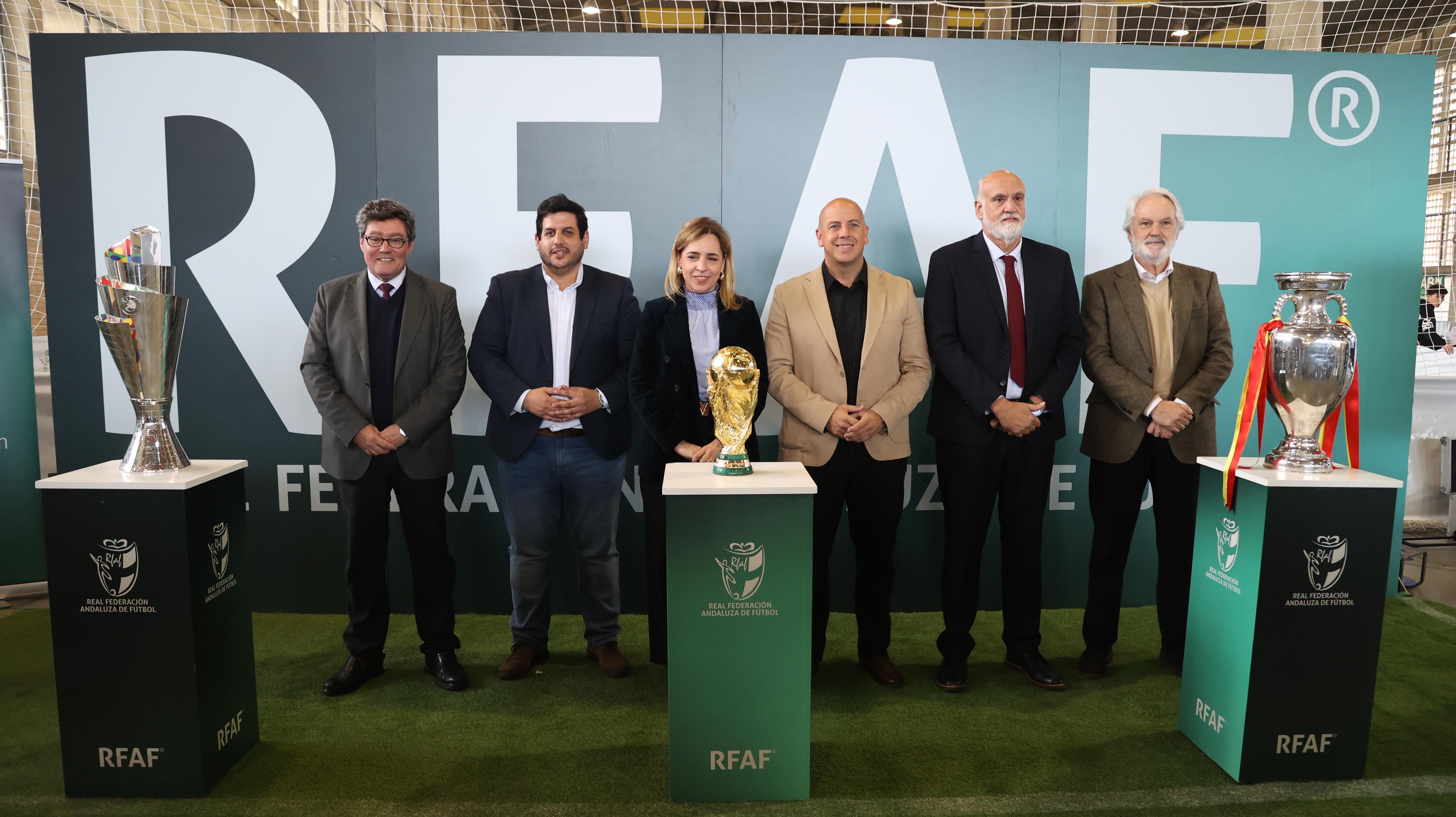 Los trofeos de la Eurocopa, Copa del Mundo y Nations League en la Feria del Deporte | Cristo García