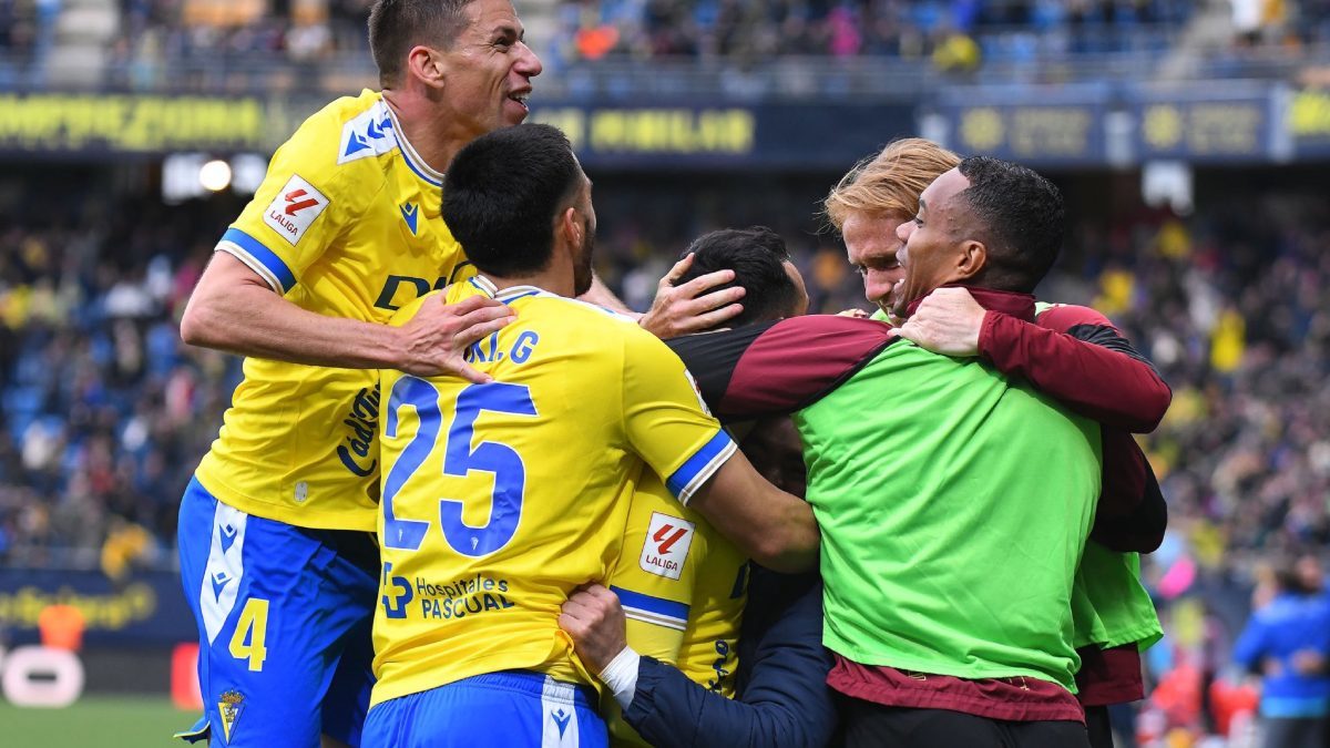 Los jugadores del Cádiz CF celebran el segundo gol anotado por Juanmi Jiménez ante el Atlético de Madrid | CCF