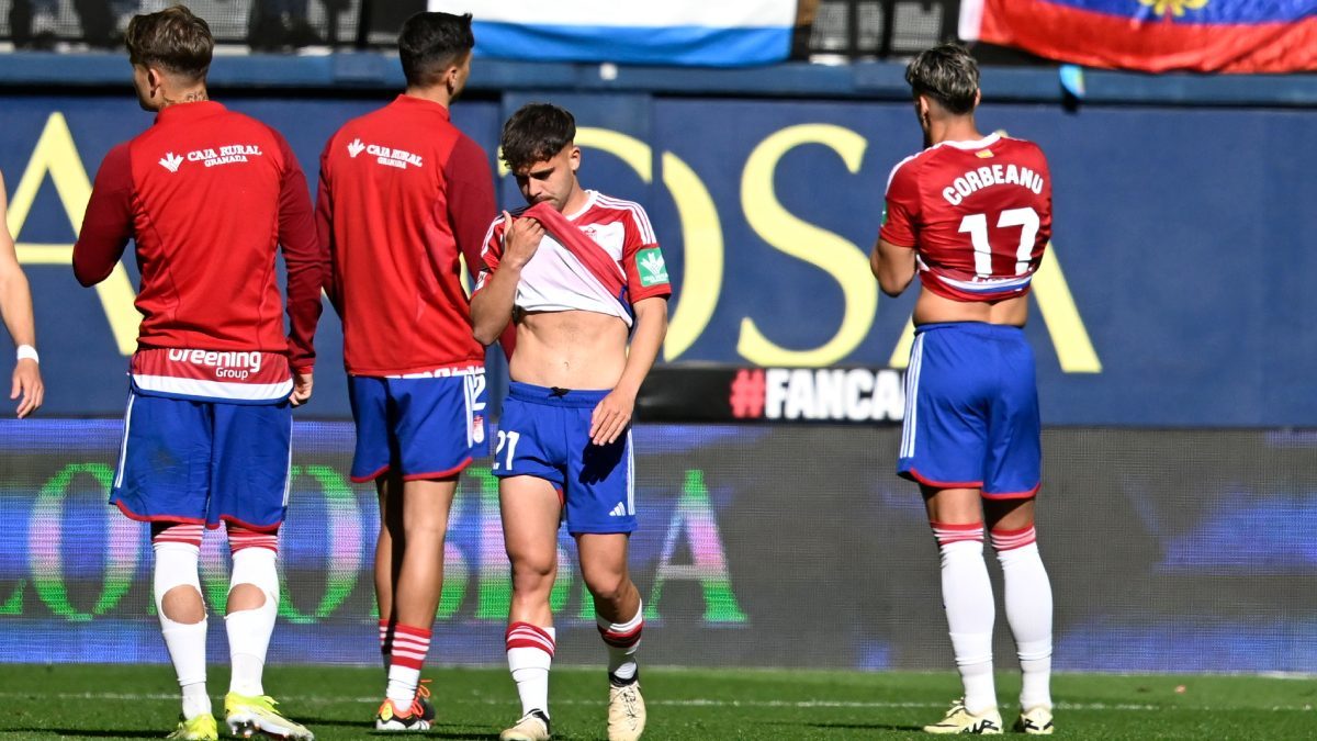 Los jugadores del Granada CF se lamentan tras caer goleados frente al Villarreal CF