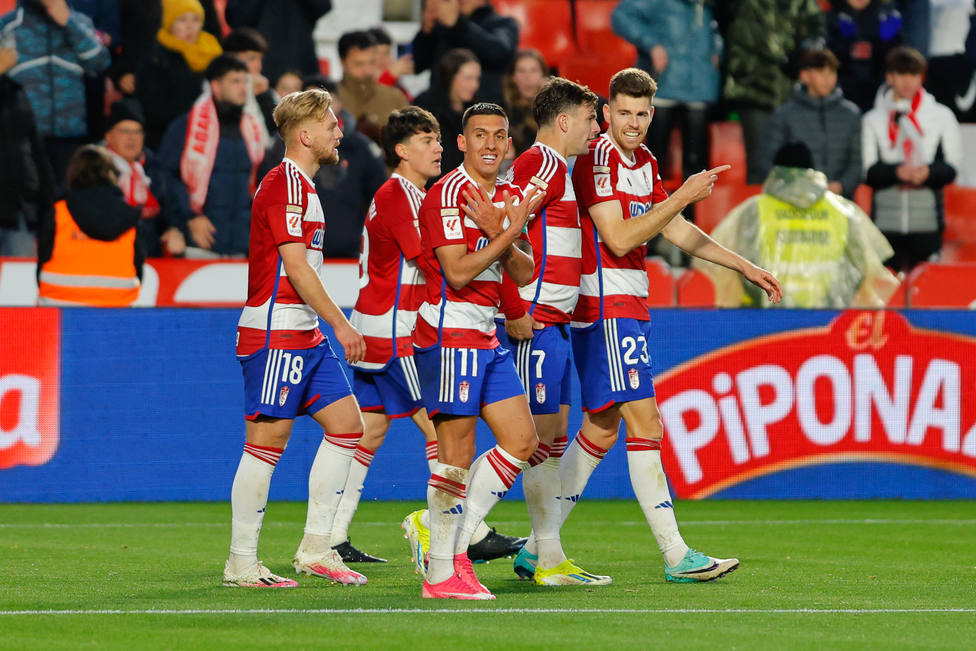 Myrto Uzuni celebra uno de sus goles ante la Real Sociedad