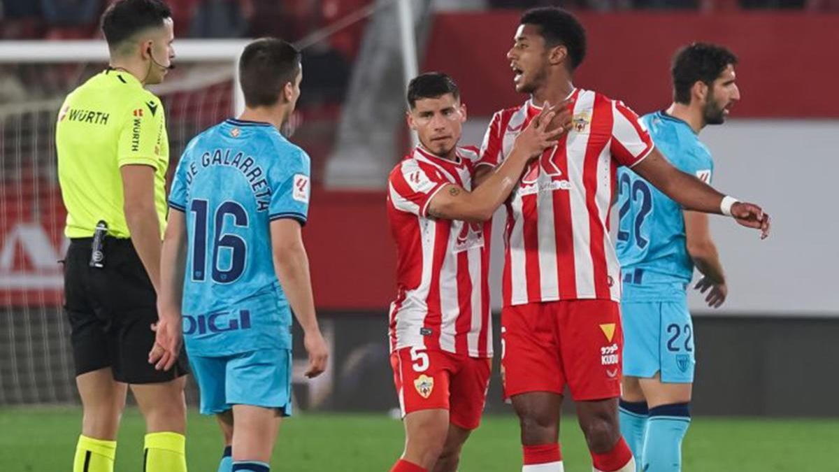 El Choco Lozano protesta en el UD Almería - Athletic Club de Bilbao