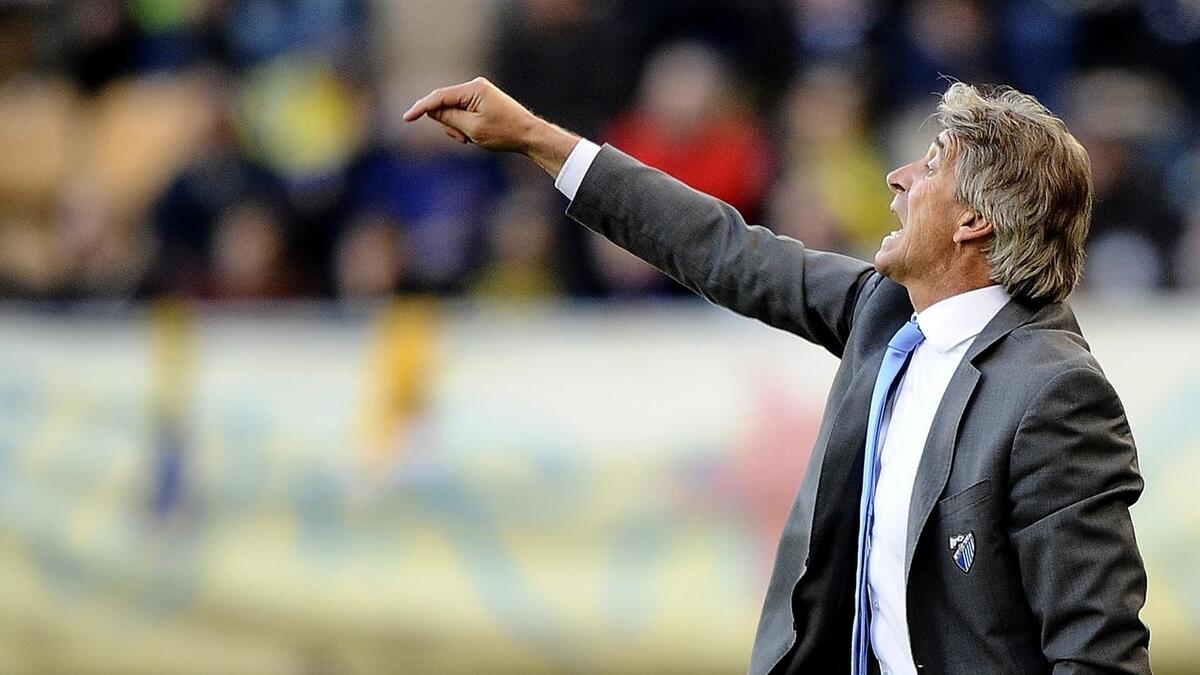 Manuel Pellegrini dirigiendo al Málaga CF durante un partido de Champions League