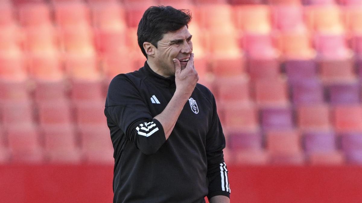 Alexander Medina podría dejar de ser entrenador del Granada CF tras el partido ante el RCD Mallorca