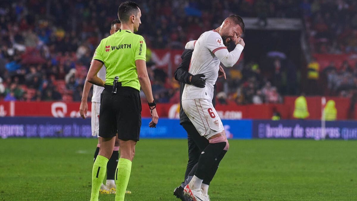 Nemanja Gudelj lesionado en el Sevilla FC - Athletic Club de Bilbao | Salvador López Medina para El MIRA