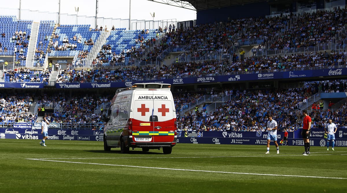 La ambulancia se llevó a Dioni del estadio La Rosaleda en el Málaga CF - Intercity