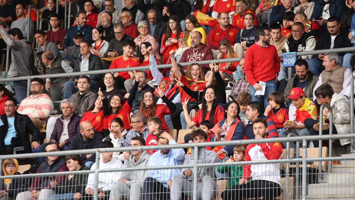 La afición llenó el Estadio Municipal de Chapín | Cristo García