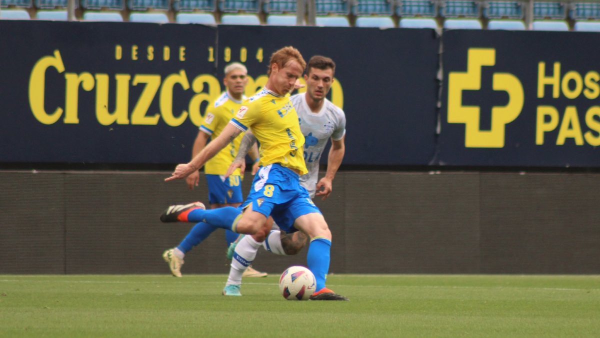 Álex Fernández golpea un balón ante un jugador del Como 1907 en el amistoso del Cádiz CF