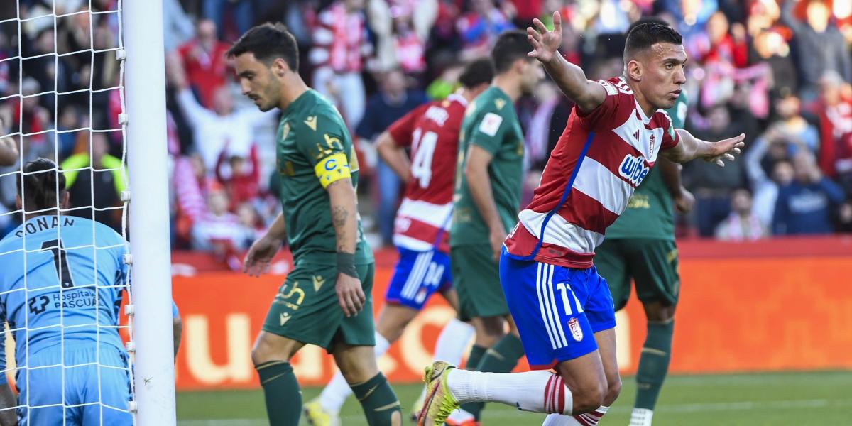 Gol de Myrto Uzuni en el partido de la primera vuelta entre el Granada CF y el Cádiz CF