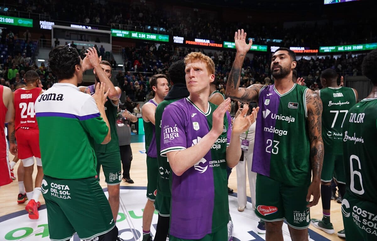 Los jugadores del Unicaja agradeciendo a la afición en el partido ante el Bàsquet Girona