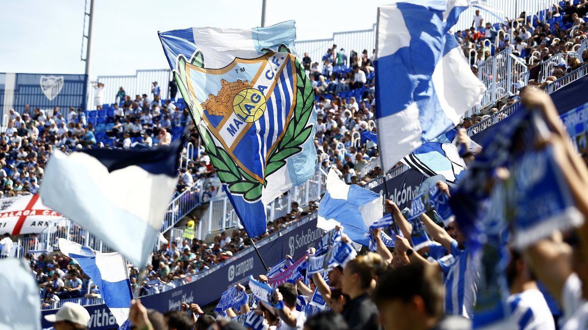 Aficionados del Málaga CF apoyando al equipo en un partido en La Rosaleda