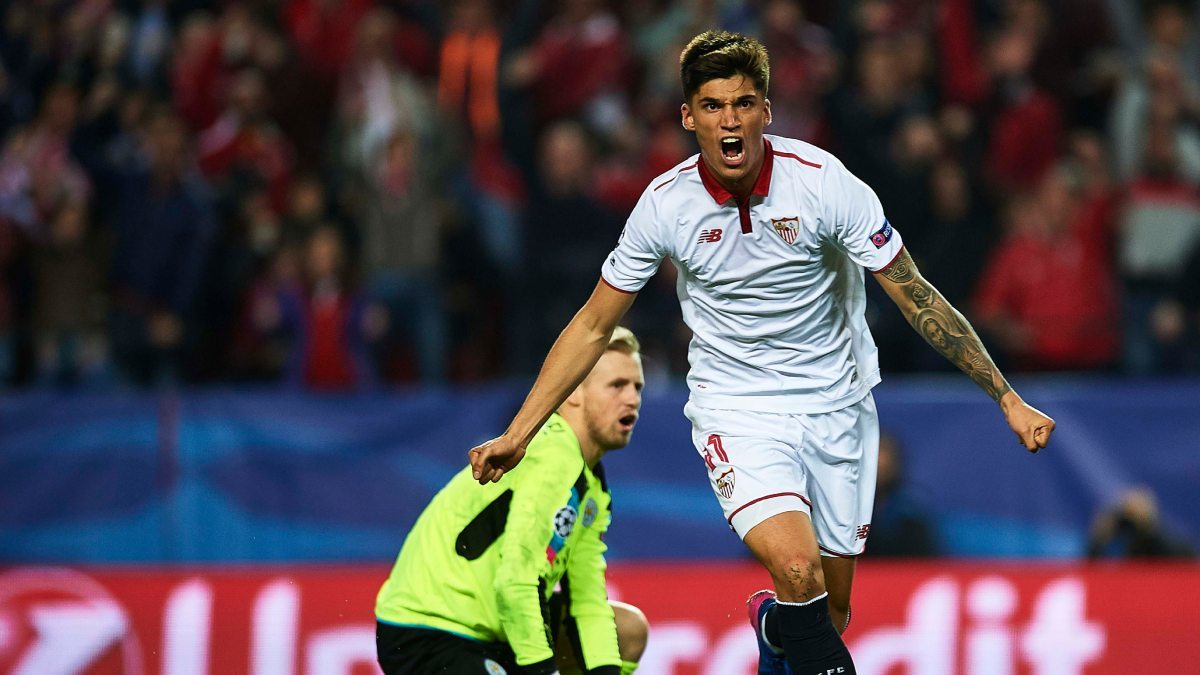 Joaquín Correa celebra un gol anotado con el Sevilla FC en la Champions League