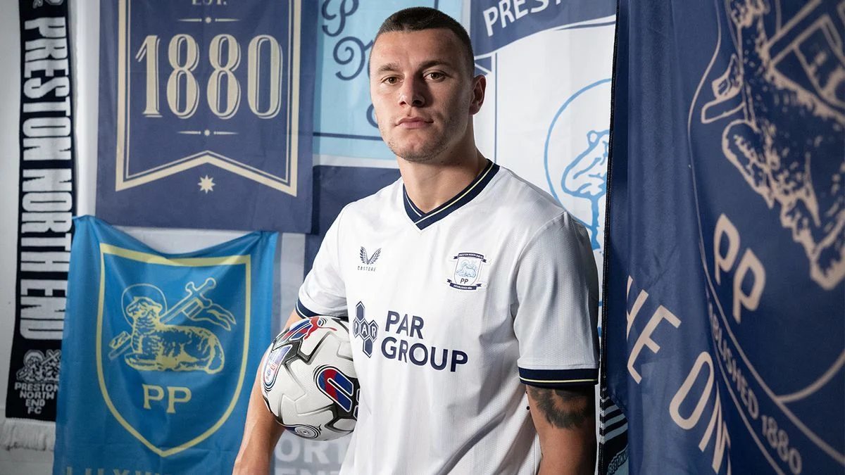 Milutin Osmajic posa con la camiseta del Preston North End en su presentación