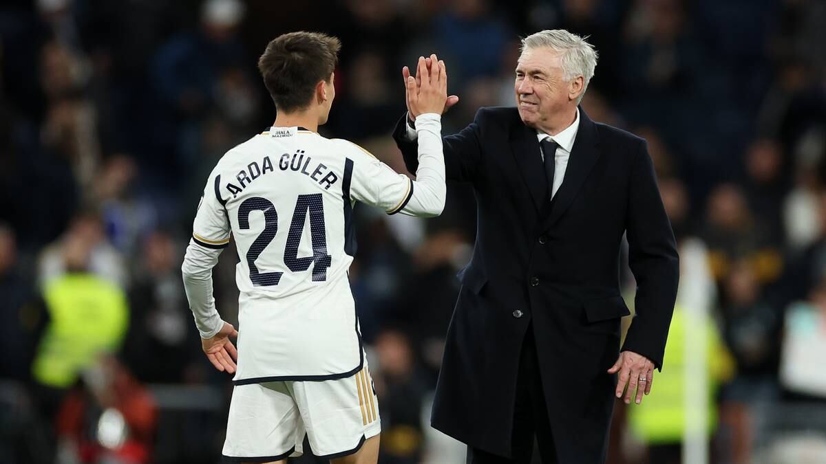 Arda Güler y Carlo Ancelotti en un partido del Real Madrid