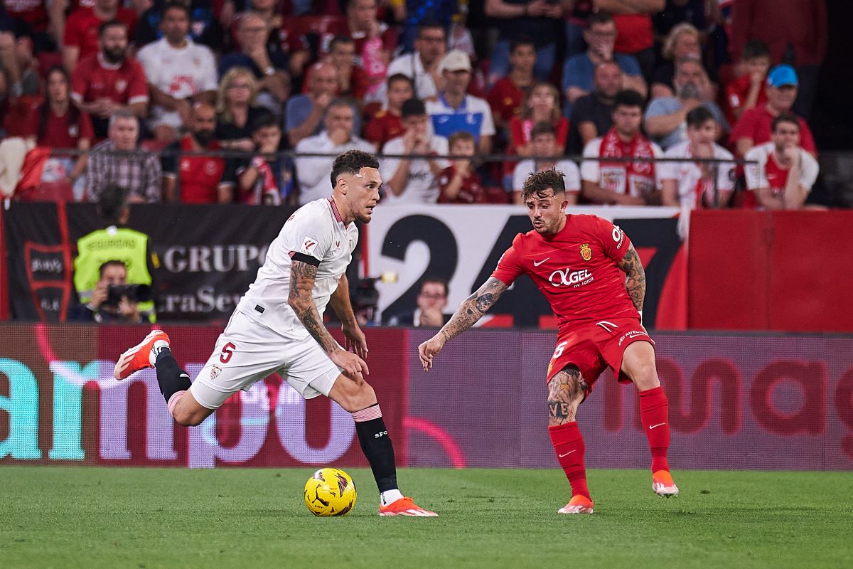 Lucas Ocampos y Pablo Maffeo en el Sevilla FC - Mallorca | Salvador López Medina para El MIRA
