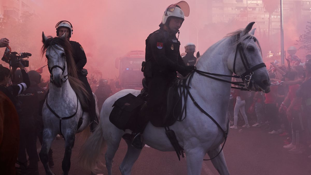 La Policía a caballo durante el recibimiento al autobús del Sevilla FC en la previa de un partido contra el Real Betis