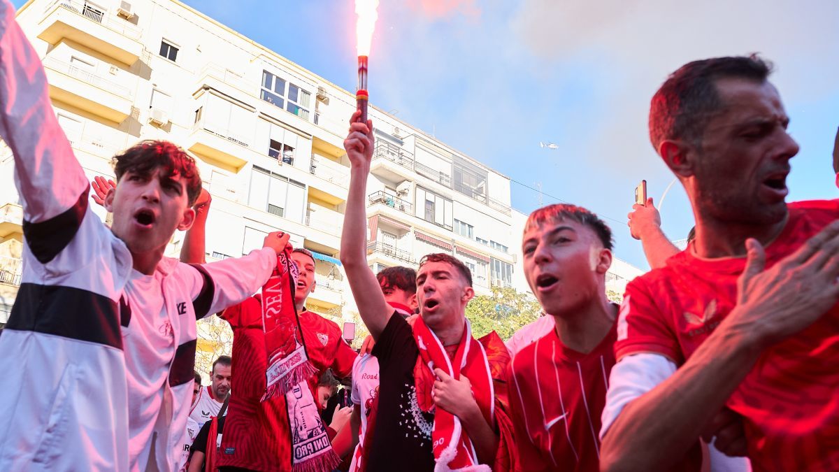 Aficionados del Sevilla FC durante un recibimiento al equipo previo a un partido ante el Real Betis