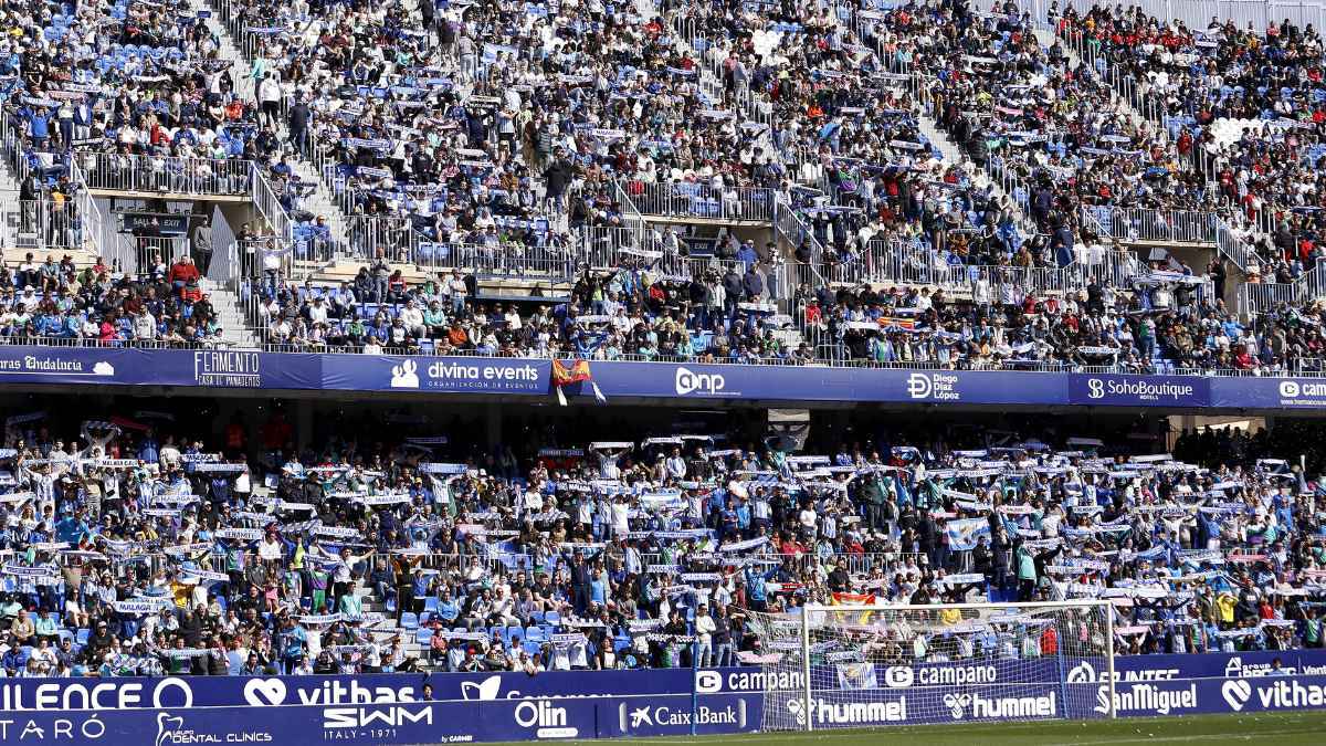 Aficionados del Málaga CF en el estadio La Rosaleda