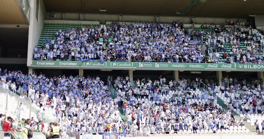 Aficionados del Málaga CF en el Nuevo Arcángel de Córdoba