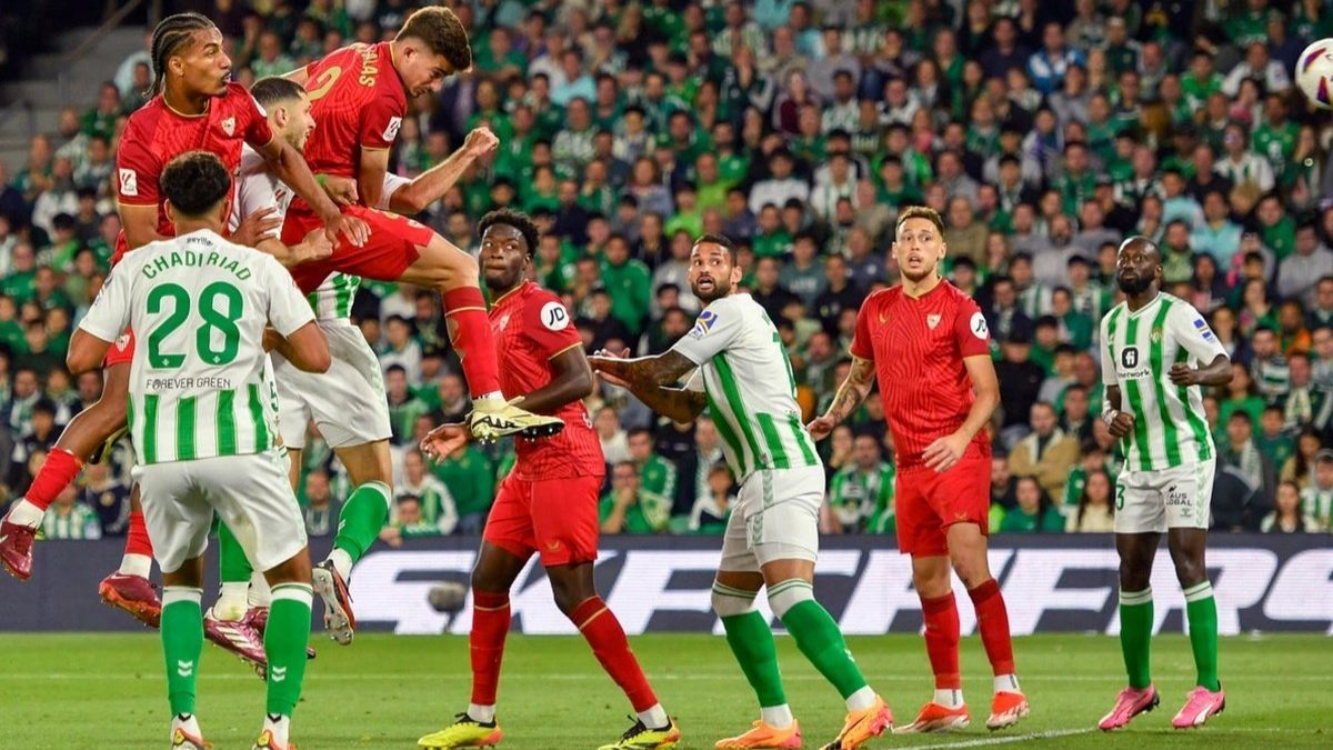 Cabezazo de Kike Salas que supuso el gol del empate del Sevilla FC ante el Real Betis