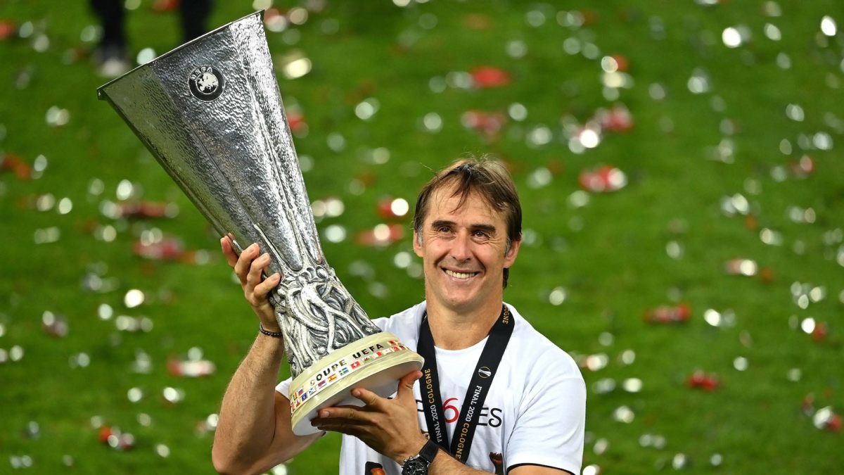 Julen Lopetegui levanta el título de la Europa League conseguido con el Sevilla FC