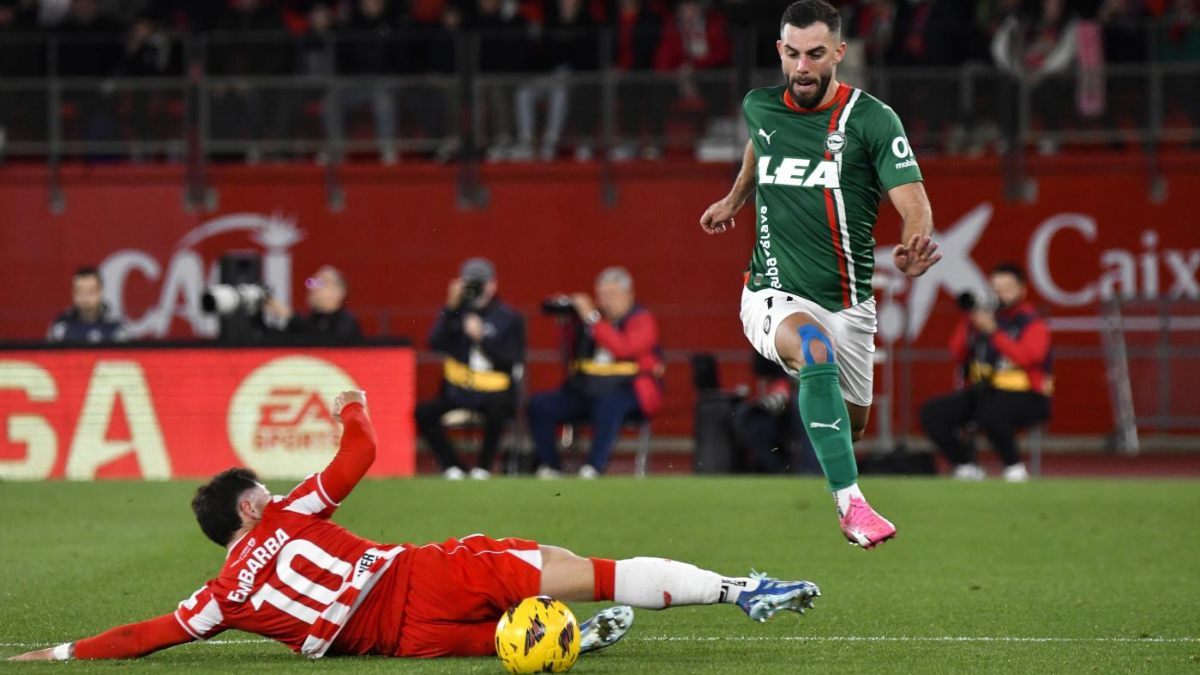 Luis Rioja sortea a un rival en un UD Almería - Deportivo Alavés