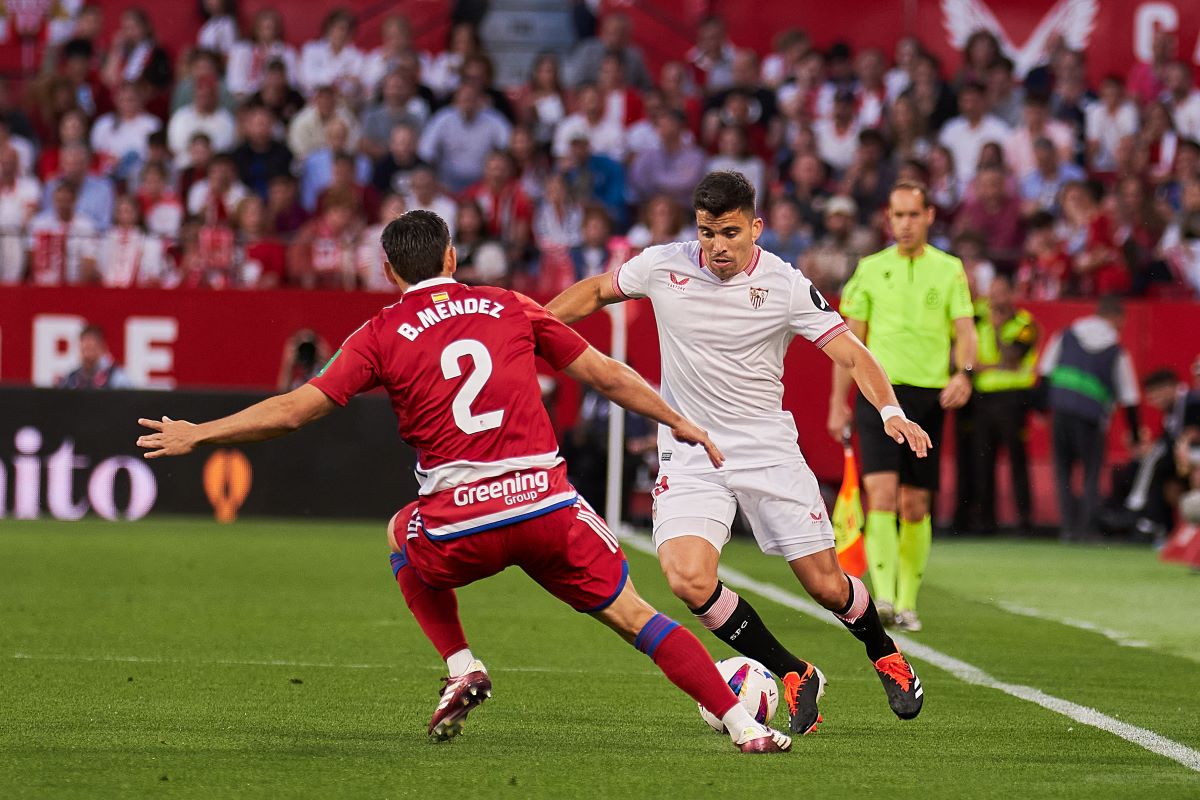 Marcos Acuña y Bruno Méndez en el Sevilla FC - Granada CF | Salvador López Medina para El MIRA