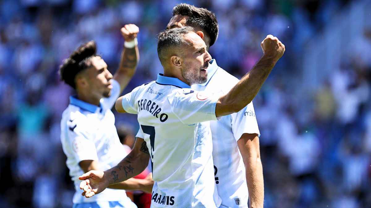 Los jugadores del Málaga CF celebrando el gol del empate ante el Mérida