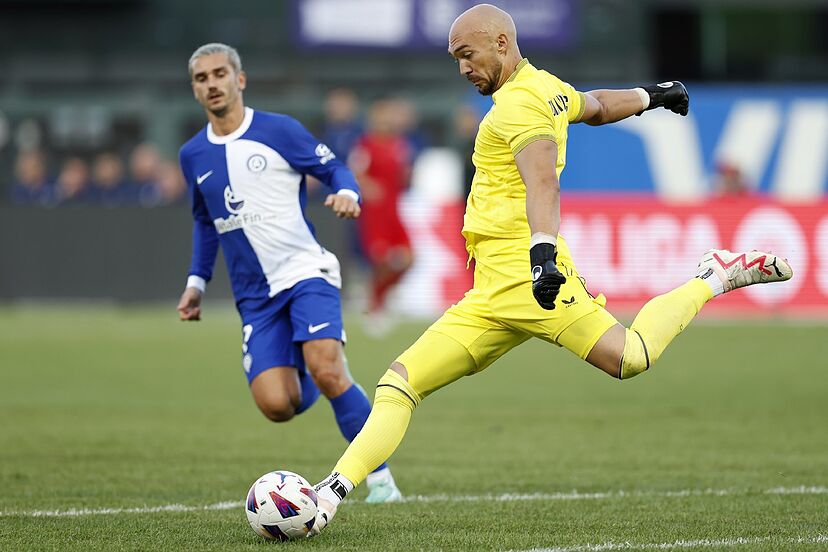 Marko Dmitrovic y Antoine Griezmann en un Sevilla FC - Atlético de Madrid