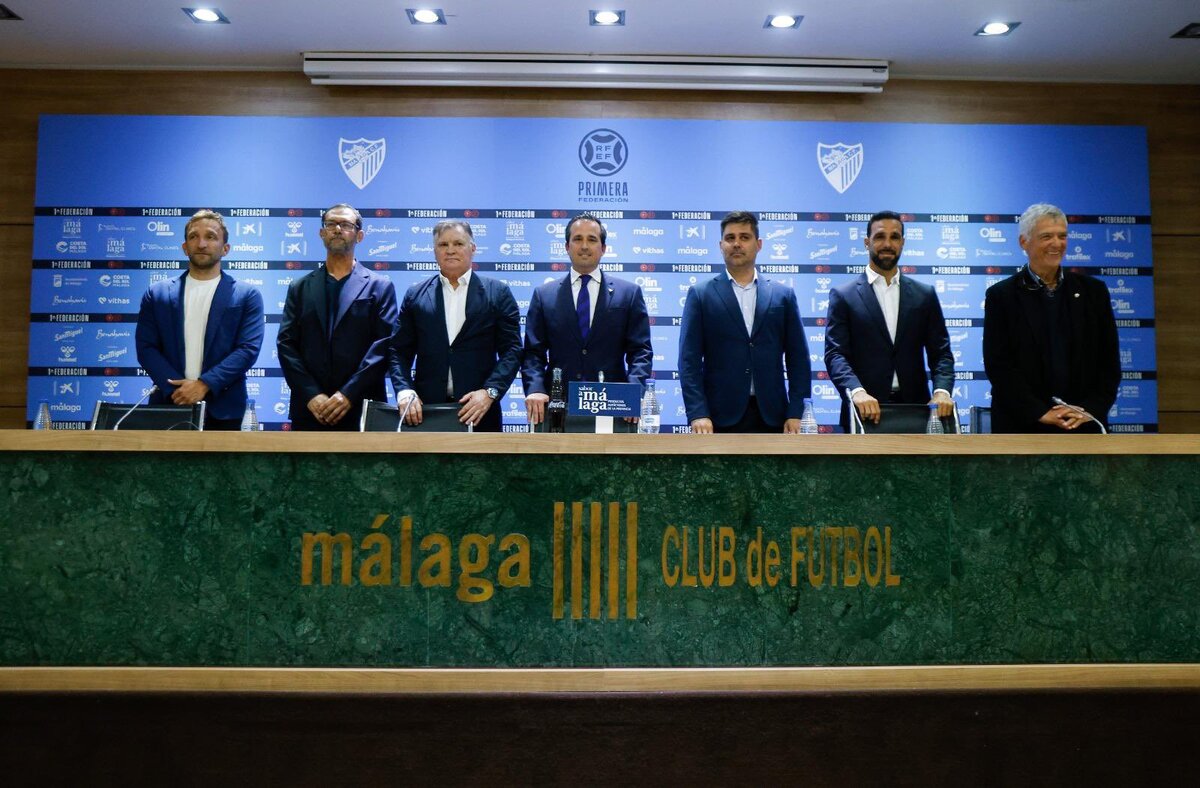 Ángel María Villar (a la derecha) y el resto de los invitados en la sala de prensa de La Rosaleda