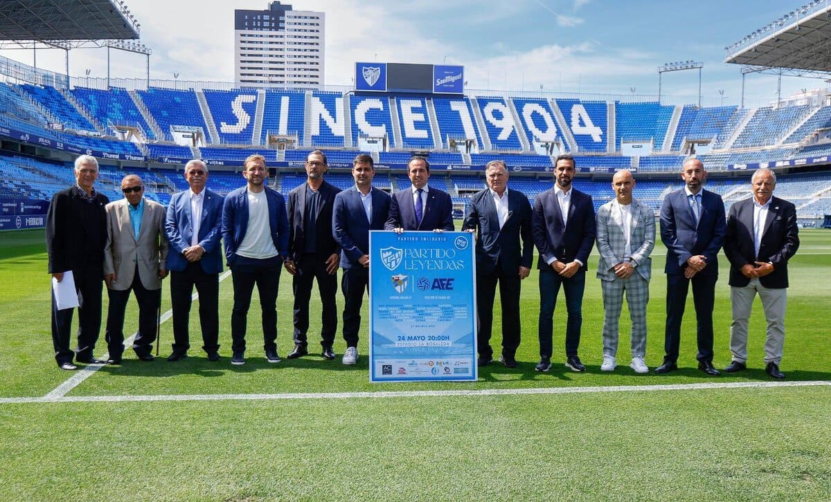 Invitados de la AFE sobre el césped de La Rosaleda