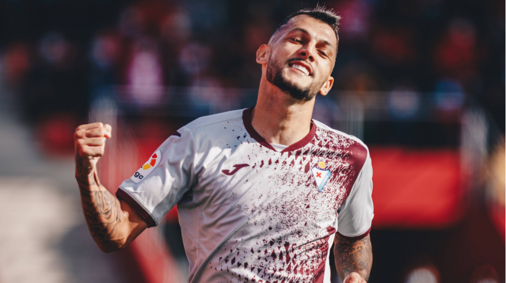 Stoichkov celebra un gol con la camiseta de la SD Eibar